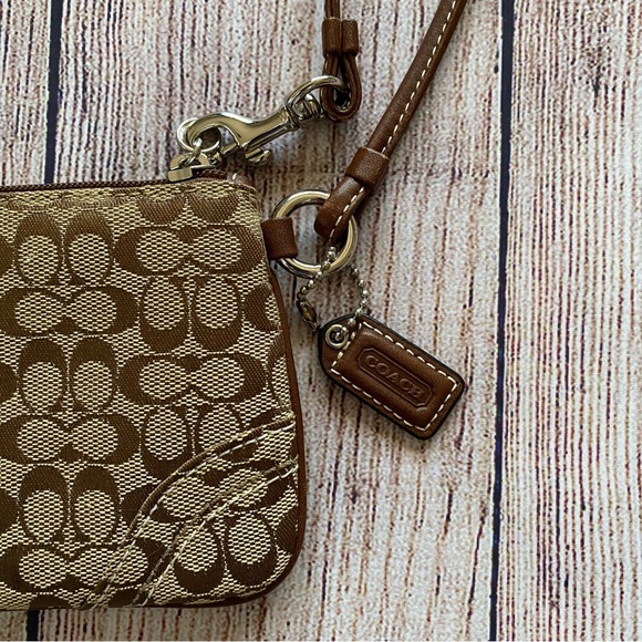 Coach Signature C Pattern Jacquard Canvas Clutch Wristlet - Picture 3 of 9